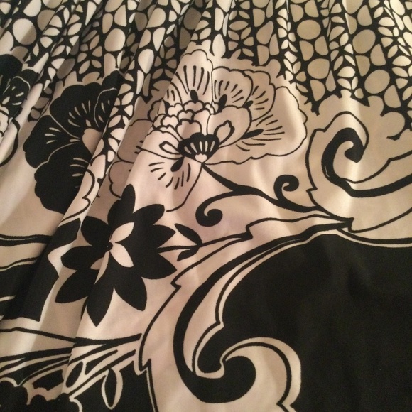 Black and White aFloral Dress by Janette - Picture 3 of 11